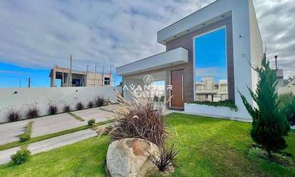 Casa alto padrão com 03 dormitórios, 02 vagas de garagem e amplo terreno.