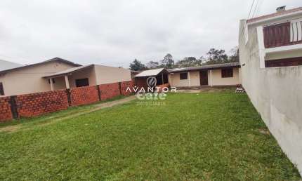 Casa com 03 dormitórios e amplo terreno no residencial Lopes.