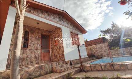 Casa com três dormitórios, garagem, com Pátio FINANCIÁVEL!