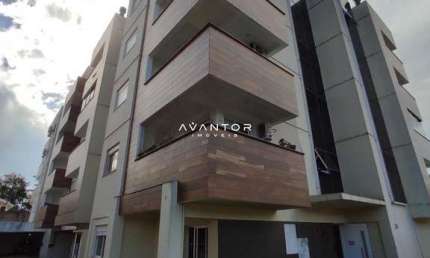 Apartamento próximo a UFSM, 1 dormitório com sacada, churrasqueira e elevador.