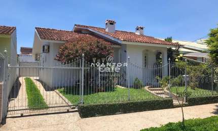 Casa semi mobiliada com 3 dormitórios, sendo uma suíte, lareira, área gourmet co