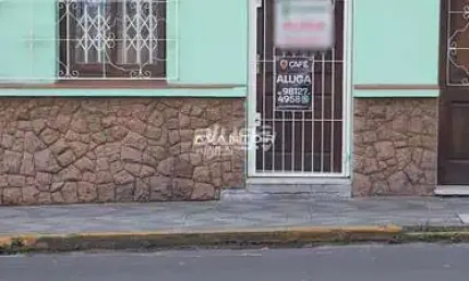 Sala comercial com 15 m² e banheiro. Em ótima localização central.