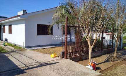Casa Ampla De 3 Dormitórios, Sala Ampla, 2 Banheiros, Cozinha, Área de Serviço,