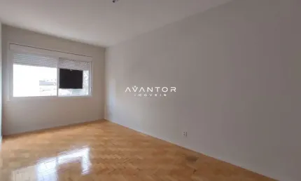 APARTAMENTO CENTRAL COM DOIS DORMITÓRIOS, UMA DEPENDÊNCIA E UMA AMPLA VAGA DE GA