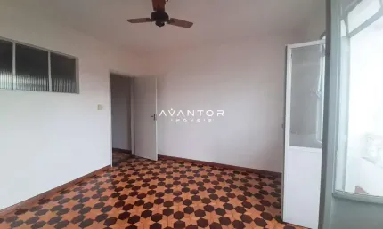 Amplo apartamento bem arejado no centro de Santa Maria-RS.