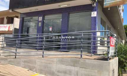 Sala Comercial Em Camobi De 232 m² e mais 2 Banheiros.