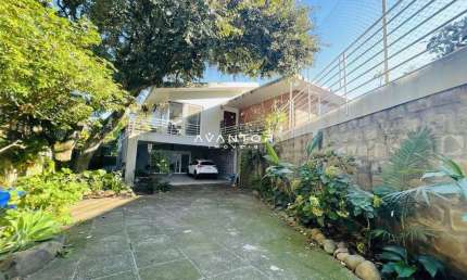 Casa 3 dormitórios (1 suíte), 264m² de área útil, localizada no bairro Perpetuo