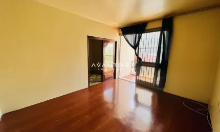 Amplo apartamento central com 3 + dependência (4 dorm.), 1 suíte e 1 garagem cob