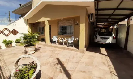Casa de 03 dormitórios sendo 01 suíte , pátio , piscina e 3 vagas de garagem