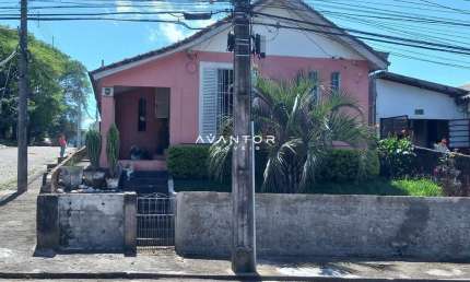 Casa Ampla no Bairro JK de 3 Dormitórios, (2) Salas, (2) Banheiros, Cozinha, Áre