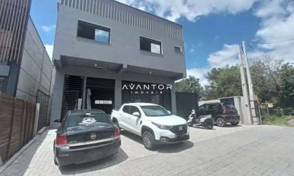 Sobrado Amplo Composto por uma Sala Comercial Térrea Ampla e mais 2 Apartamentos