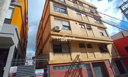 Apartamento central de 1 dormitório, sala de estar, banheiro social, cozinha, ár