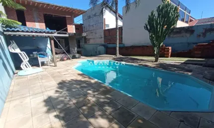 Casa Ampla De 148 m², Possui 2 Dormitórios, Sala de Estar, Banheiro Social, Cozi