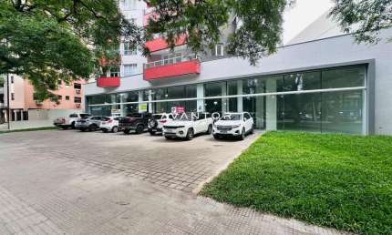 Ampla loja comercial com 591m² privativos e mais de 30m de vitrine para uma das