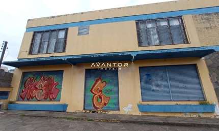 Loja  Ampla De 230 m², Composto Por 3 Salas, Mezanino e 2 Banheiros.