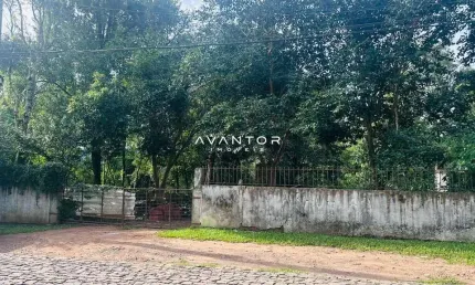 Um belíssimo terreno em meio a natureza, mais de 1100m². Venha conhecer.