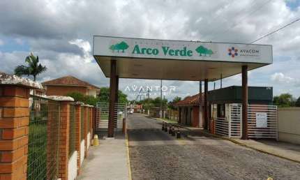 Apartamento De 2 Dormitórios, Sala De Estar, Banheiro Social, Cozinha e Garagem