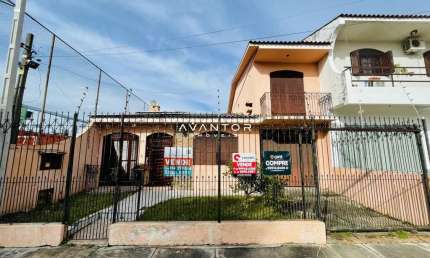 Casa 3 dormitórios, 3 banheiros e ampla garagem; Localizada em bairro familiar;
