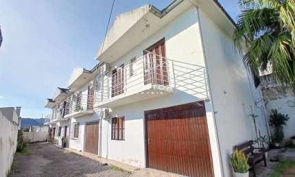 Casa Duplex Em Condomínio De 2 Dormitórios, Sala De Estar, Sala De Jantar, 2 Ban
