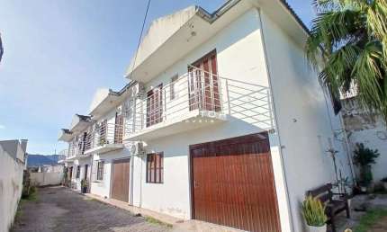 Casa Duplex Em Condomínio De 2 Dormitórios, Sala De Estar, Sala De Jantar, 2 Ban