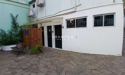 Sala Comercial Central De 50 m², Com Banheiro e Área Em Comum.