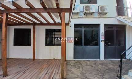 Sala Comercial Central Semi Mobiliada De 50 m², Com Banheiro e Área Em Comum.