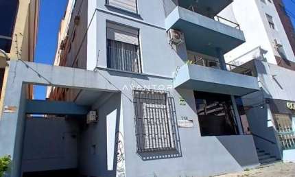 Apartamento Central De 2 Dormitórios, Sala De Estar, 2 Banheiros, Cozinha, Área