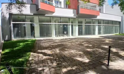 Ampla Loja Comercial De 543 m², Possui 6 banheiros e Estacionamento Na Avenida M