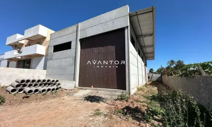 Pavilhão novo, com 244m² privativos, com vaga e possibilidade de mezanino.