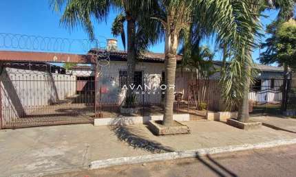 Ótima casa  com piscina à venda no Bairro Parque Pinheiro Machado