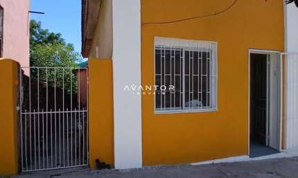 Casa De 2 Dormitórios, Sala De Estar, Banheiro Social, Cozinha e Pátio.