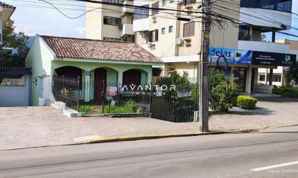 Casa de 3 dormitórios no bairro Nossa Senhora das Dores
