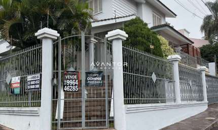 Casa de 4 dormitórios no bairro Nossa Senhora de Lourdes