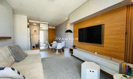 Apartamento à venda: 2 dormitórios com móveis planejados e garagem