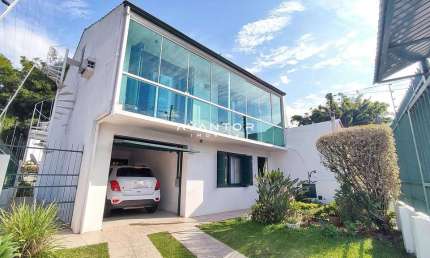 Casa de 03 dormitórios , localizado no centro de Santa Maria