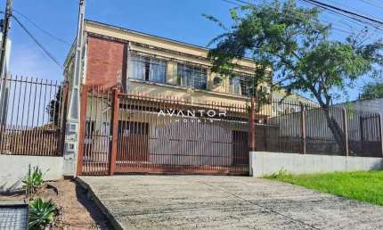 Sala Comercial Em Camobi De 88 m² Com Banheiro e Estacionamento.