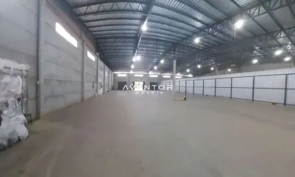 Amplo pavilhão com 780m², com 3 docas e mais 230m² de escritórios bem localizado