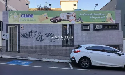 Ponto Comercial De 105 m² No Centro Composto Por 4 Salas, Banheiro e Recepção.