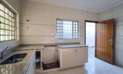'Oportunidade única no Jardim Santo André! Excelente casa com ótima localização, espaço e conforto. Venha conhecer!'