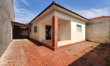 Casa Residencial com 3 Dormitórios e Excelente Espaço Externo