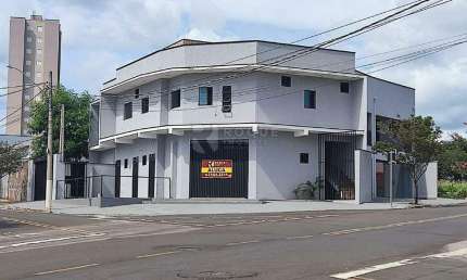 Prédio Residencial e Comercial com casa, apartamentos e salões!