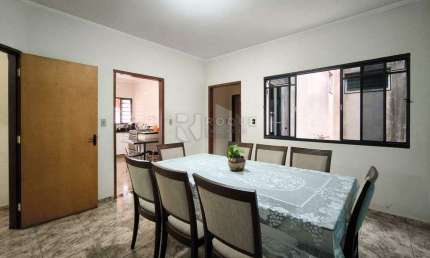 Casa com 3 dormitórios, sendo 1 suíte disponível para venda. Aceita financiamento.