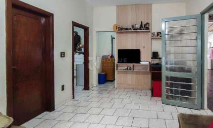 Casa Residencial com Frente e Fundos – Excelente Oportunidade para Investimento