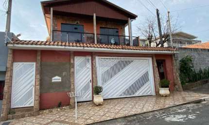 Casa Residencial à venda, 3 dormitórios, 1 suíte, 2 banheiros, com edícula
