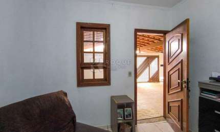 Casa residencial com 3 dormitórios e edícula á venda em Limeira. Aceita financiamento.