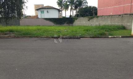 Terreno à venda no bairro Parque Residencial Roland