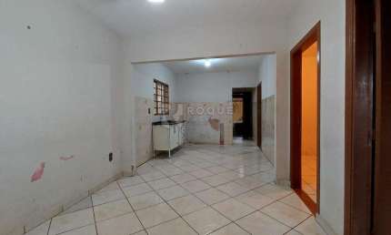 Casa à venda com edícula completa – ideal para famílias grandes ou renda extra!