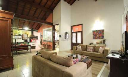 Linda Casa em Condomínio Fechado – Estilo Colonial Rústico!