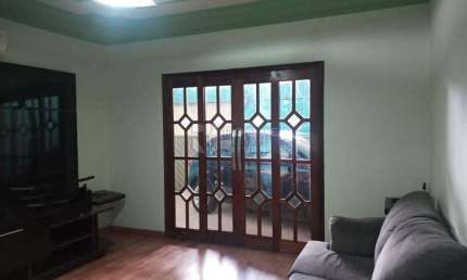 Casa à Venda – Cozinha Americana | 2 Dormitórios (1 com Armários) | 2 Vagas de Garagem