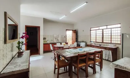 Casa Térrea Ideal para Clínica, Consultório Médico ou Moradia
